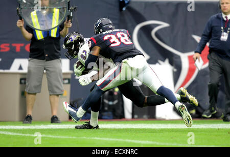 Houston, Texas, USA. 21. Dezember 2014. Baltimore Ravens Wide Receiver Torrey Smith (82) wird von Houston Texans Sicherheit Danieal Manning #38 während der NFL Football-Spiel zwischen den Houston Texans und die Baltimore Ravens von NRG-Stadion in Houston, TX getroffen. Houston gewann, 25-13. Bildnachweis: Cal Sport Media/Alamy Live-Nachrichten Stockfoto
