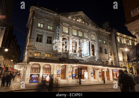 Noel Coward Theatre in St Martins Lane bei Nacht, London, England, Vereinigtes Königreich Stockfoto