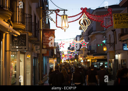 Shopper im Stadtzentrum von Ronda zu Weihnachten Stockfoto