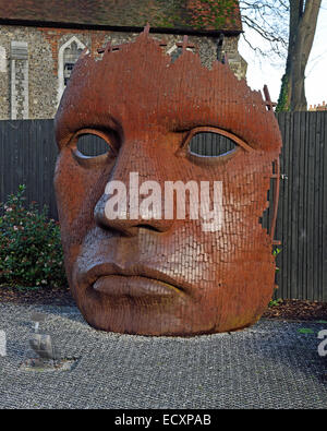 Eine Maske Skulptur, bekannt als Trennwand befindet sich außen Marlowe Theater in Canterbury, England.  Die Maske ist das Werk von Rick Kirby. Stockfoto