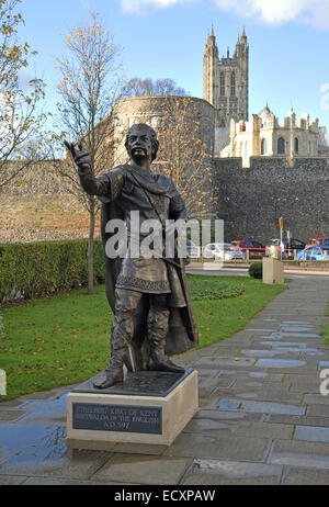 Statue von Ethelbert, König von Kent, in Lady Wootton´s Grün, Canterbury, Kent, UK.  Die Kathedrale von Canterbury ist im Hintergrund. Stockfoto