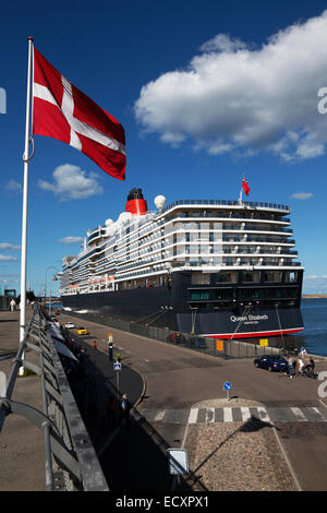 Das neueste Kreuzfahrtschiff der MS Queen Elizabeth am Langelinie-Pier im Hafen von Kopenhagen, Dänemark, an einem sonnigen Sommertag. Cunard QE 3. Stockfoto