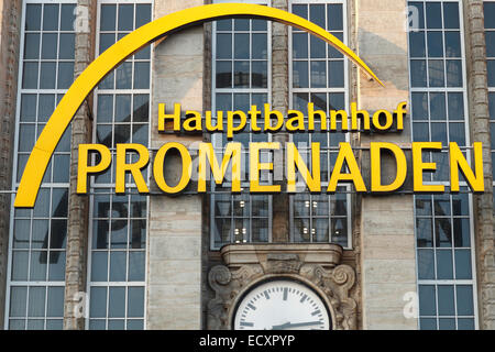 Logo Hauptbahnhof Promenaden am Gebäude des Hauptbahnhofs in Leipzig, Deutschland Stockfoto