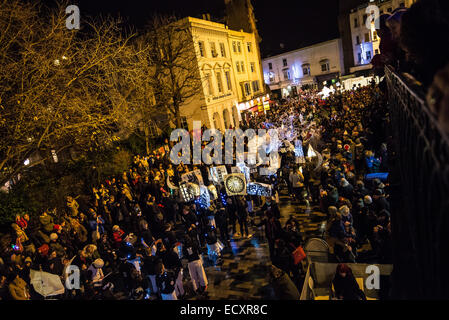 Brighton, East Sussex, UK. 21. Dezember 2014. Beginn der brennenden Parade die Uhren in New Brighton Road. Bildnachweis: Julia Claxton/Alamy Live-Nachrichten Stockfoto