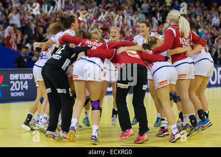 Budapest. 21. Dezember 2014. Mitglieder des Team Norwegen feiern ihren Sieg nach einem Sieg über Team Spanien im Finale der 2014 Frauen-Handball-Weltmeisterschaft in Budapest, Ungarn am 21. Dezember 2014. Norwegen gewann die Goldmedaille gegen Spanien 28-25. © Attila Volgyi/Xinhua/Alamy Live-Nachrichten Stockfoto