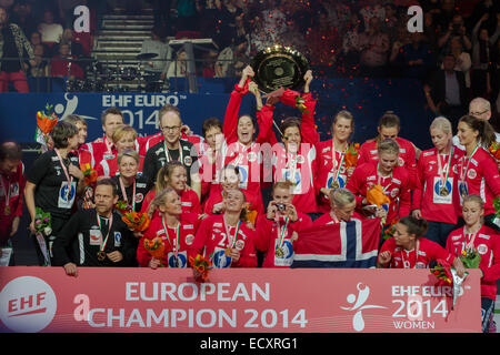 Budapest, Ungarn. 21. Dezember 2014. Mitglieder des Team Norwegen feiern ihren Sieg bei der Preisverleihung von 2014 Frauen-Handball-Weltmeisterschaft in Budapest, Ungarn, am 21. Dezember 2014. Norwegen gewann die Goldmedaille gegen Spanien 28-25. © Attila Volgyi/Xinhua/Alamy Live-Nachrichten Stockfoto