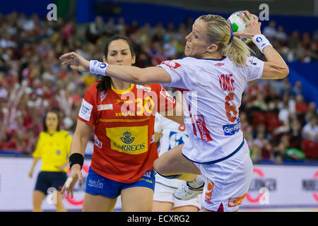 Budapest. 21. Dezember 2014. Patricia Elorza (L) von Spanien beobachtet, wie Heidi Loke (vorne) von Norwegen versucht, im Finale der 2014 Frauen-Handball-Weltmeisterschaft in Budapest, Ungarn am 21. Dezember 2014 zu erzielen. Norwegen gewann die Goldmedaille gegen Spanien 28-25. © Attila Volgyi/Xinhua/Alamy Live-Nachrichten Stockfoto