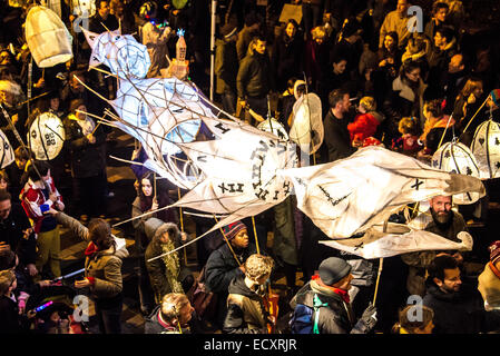 Brighton, East Sussex, UK. 21. Dezember 2014. Beginn der brennenden Parade die Uhren in New Brighton Road. Bildnachweis: Julia Claxton/Alamy Live-Nachrichten Stockfoto