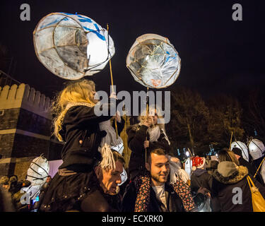 Brighton, East Sussex, UK. 21. Dezember 2014. Beginn der brennenden Parade die Uhren in New Brighton Road. Bildnachweis: Julia Claxton/Alamy Live-Nachrichten Stockfoto