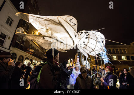 Brighton, East Sussex, UK. 21. Dezember 2014. Beginn der brennenden Parade die Uhren in New Brighton Road. Bildnachweis: Julia Claxton/Alamy Live-Nachrichten Stockfoto