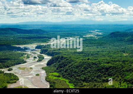 Pastaza River Basin Luftaufnahme aus niedriger Höhe in voller Größe Hubschrauber Stockfoto