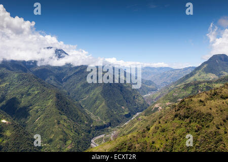 Höhe geschossen von Pastaza Tal in Ecuador Llanganates National Park auf der rechten Seite und Tungurahua Vulkan auf der Linken Seite in voller Größe Hubschrauber Stockfoto
