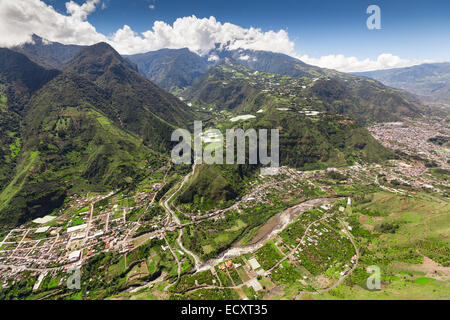 Banos De Agua Santa Luftaufnahme von Nne Pastaza Fluss im Vordergrund und Tungurahua Vulkan im Hintergrund Stockfoto