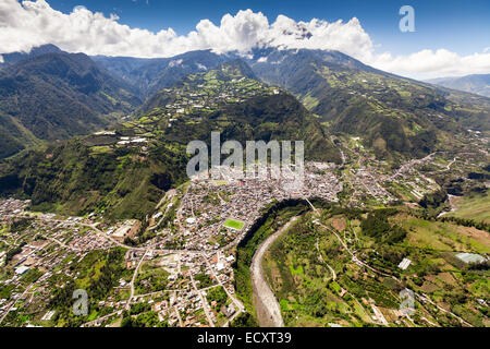 Weitwinkel Luftaufnahme von Banos De Agua Santa Tungurahua Vulkan im Hintergrund, für die Cloud Stockfoto
