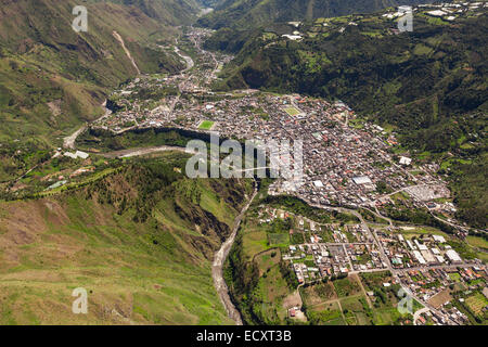 Banos De Agua Santa gesehen von W E Provinz Tungurahua in Ecuador Höhenlage Hubschrauber beschossen Stockfoto