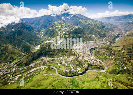 Luftaufnahme von Banos De Agua Santa von Norden nach Süden Tungurahua Vulkan im Hintergrund und Pastaza Fluss im Vordergrund Stockfoto