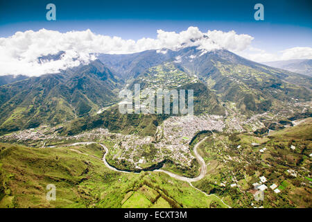 Luftaufnahme von Banos De Agua Santa von Norden nach Süden Tungurahua Vulkan im Hintergrund und Pastaza Fluss im Vordergrund Stockfoto
