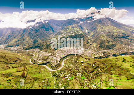 Luftaufnahme von Banos De Agua Santa Nne-Ssw Tungurahua Vulkan im Hintergrund und Pastaza Fluss im Vordergrund Stockfoto