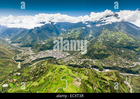 Luftaufnahme von Banos De Agua Santa Nne zu Sww Tungurahua Vulkan im Hintergrund und Pastaza Fluss im Vordergrund Stockfoto