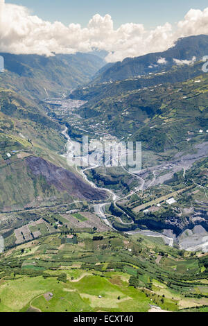 Luftaufnahme von Banos De Agua Santa Provinz Tungurahua in Ecuador Ackerland im Vordergrund und der Stadt im Hintergrund Stockfoto