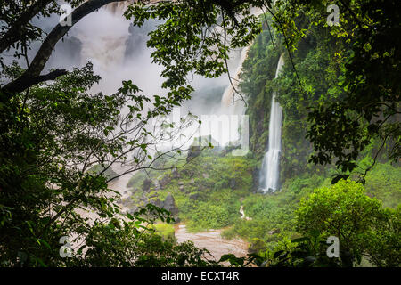 Iguazu-Wasserfälle sind Wasserfälle des Flusses Iguazu an der Grenze zwischen Argentinien und Brasilien Stockfoto