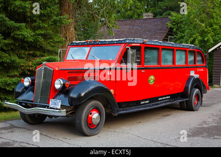 Rot-Störsender sind Busse, die im Glacier Nationalpark in den Vereinigten Staaten zu Transport Parkbesucher. Stockfoto