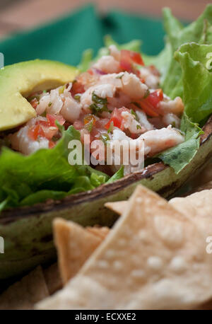 El Pino, Atlaneida, Honduras. 2. Mai 2013. 01.05.2014 la Ceiba, Honduras. Frische Ceviche mit Fisch, Garnelen und Hummer in der Lodge am Pico Bonita, befindet sich am Rande des Pico Bonita nationaler Parcque, eines der größten und am weitesten entfernten Parks in Honduras. Die bergige Regenwald ist Heimat von mehr als 400 Vogelarten im Laufe des Jahres. Gelegen in der Nähe von der Karibikküste und am Fuße des größten Berges Länder, ist es eine Winter-Destination für viele nordamerikanische Zugvogelarten. © Ralph Lauer/ZUMA Draht/Alamy Live-Nachrichten Stockfoto