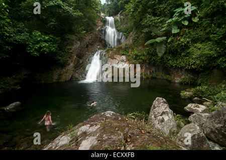 El Pino, Atlaneida, Honduras. 2. Mai 2013. 01.05.2014 la Ceiba, Honduras. Eine Gruppe genießt die Pools im unglaublich verliebt sich in Pico Bonita nationaler Parcque, eines der größten und am weitesten entfernten Parks in Honduras. Die bergige Regenwald ist Heimat von mehr als 400 Vogelarten im Laufe des Jahres. Gelegen in der Nähe von der Karibikküste und am Fuße des größten Berges Länder, ist es eine Winter-Destination für viele nordamerikanische Zugvogelarten. © Ralph Lauer/ZUMA Draht/Alamy Live-Nachrichten Stockfoto