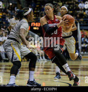 Berkeley CA. 21. Dezember 2015. Louisville F # 00 Sara Hammond am Mitte Hof das Fasten brechen während der NCAA Frauen Basketball-Spiel zwischen Louisville Cardinals und California Golden Bears 57-70-Sieg bei Hass Pavillon Berkeley Kalifornien © Csm/Alamy Live-Nachrichten Stockfoto