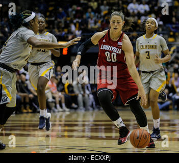 Berkeley CA. 21. Dezember 2015. Louisville F # 00 Sara Hammond am Mitte Hof das Fasten brechen während der NCAA Frauen Basketball-Spiel zwischen Louisville Cardinals und California Golden Bears 57-70-Sieg bei Hass Pavillon Berkeley Kalifornien © Csm/Alamy Live-Nachrichten Stockfoto