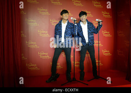 Singapur. 22. Dezember 2014. Singapurs Sänger JJ Lin (R) posiert für Fotos mit seiner Wachsfigur bei Madame Tussauds Singapore Singapur Insel Sentosa, 22. Dezember 2014. Madame Tussauds Singapur statt eine Enthüllung der Wachsfigur von JJ Lin am Montag. © Dahin Chih Wey/Xinhua/Alamy Live-Nachrichten Stockfoto