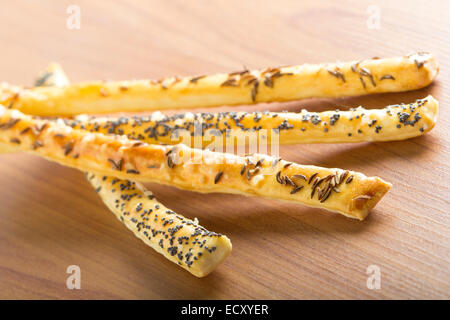 Nahaufnahme von einigen Saltine Cracker über Holz Hintergrund Stockfoto