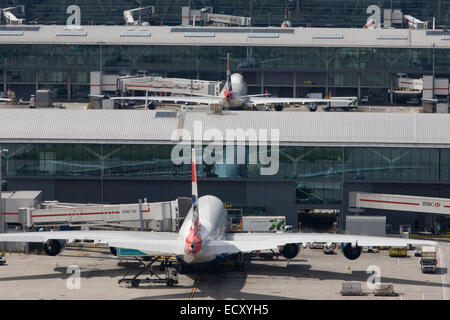 Luftbild (von Terminal 5, vom Kontrollturm) zeigt Weite des Flughafen landen mit Flugzeuge am Flughafen London Heathrow. Stockfoto