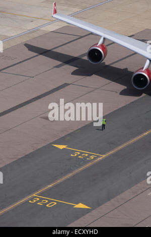 Luftbild (vom Kontrollturm) Flughafen Rampe Marschall und Verkehrsflugzeug Flügel am Flughafen London Heathrow. Stockfoto