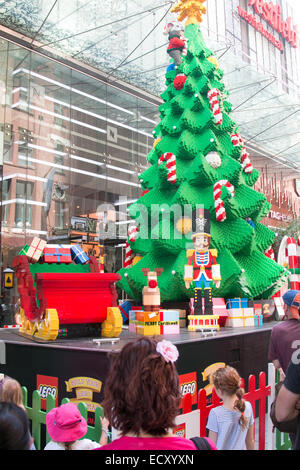 Sydney, Australien. 22. Dezember 2014. Die Lego Weihnachtsbaum enthält mehr als eine halbe Millionen Legosteine und dauerte 5 Personen mehr als 1200 Stunden um zu bauen, es ist der größte Lego Weihnachtsbaum in der südlichen Hemisphäre. Bildnachweis: Martin Beere/Alamy Live News Stockfoto