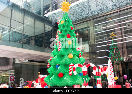 Sydney, Australien. 22. Dezember 2014. Die Lego Weihnachtsbaum enthält mehr als eine halbe Millionen Legosteine und dauerte 5 Personen mehr als 1200 Stunden um zu bauen, es ist der größte Lego Weihnachtsbaum in der südlichen Hemisphäre. Bildnachweis: Martin Beere/Alamy Live News Stockfoto