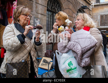 Frauen, die Eis essen Stockfoto
