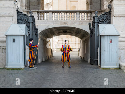 2 zwei Schweizer Garde bewacht Vatikanstadt Rom Italien Stockfoto