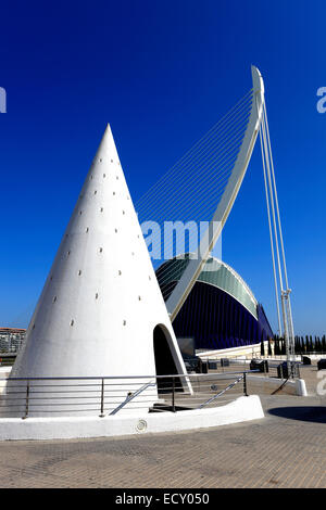 Puente de l'Assut de l ' oder Brücke und der Agora Halle, Stadt der Künste und Wissenschaften, Valencia, Comunidad Valencia, Spanien, Europa Stockfoto