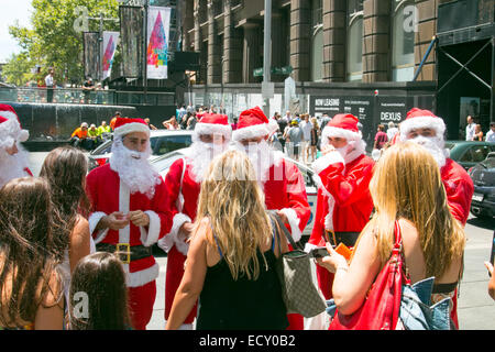 Sydney, Australien. 22. Dezember 2014. Während Sydneysiders lassen Sie Blumen in Martin Place weiterhin, beherbergt das westliche Ende der Fußgängerzone der Stadt Weihnachtsbaum und Versionen von Santa Claus. Bildnachweis: Martin Beere/Alamy Live News Stockfoto