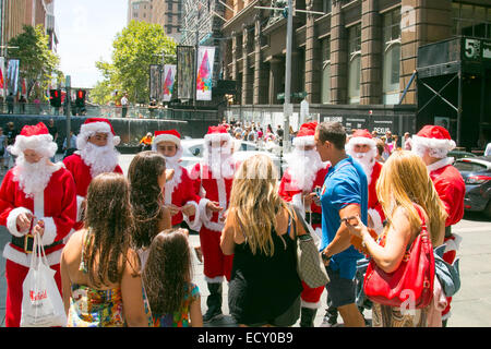 Sydney, Australien. 22. Dezember 2014. Während Sydneysiders lassen Sie Blumen in Martin Place weiterhin, beherbergt das westliche Ende der Fußgängerzone der Stadt Weihnachtsbaum und Versionen von Santa Claus. Bildnachweis: Martin Beere/Alamy Live News Stockfoto