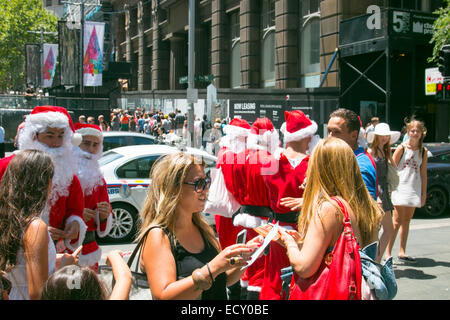 Sydney, Australien. 22. Dezember 2014. Während Sydneysiders lassen Sie Blumen in Martin Place weiterhin, beherbergt das westliche Ende der Fußgängerzone der Stadt Weihnachtsbaum und Versionen von Santa Claus. Bildnachweis: Martin Beere/Alamy Live News Stockfoto