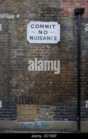 Eine viktorianische "Begehen kein Ärgernis" Schild an der Wand ein South London kirchlichen Räumlichkeiten. Stockfoto