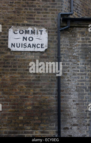 Eine viktorianische "Begehen kein Ärgernis" Schild an der Wand ein South London kirchlichen Räumlichkeiten. Stockfoto