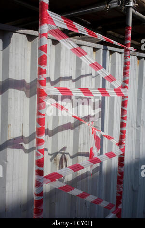 Rot-weiß gestreiften Band umfasst Gerüste auf der South London-Baustelle. Stockfoto