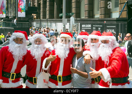 Sydney, Australien. 22. Dezember 2014. Während Sydneysiders lassen Sie Blumen in Martin Place weiterhin, beherbergt das westliche Ende der Fußgängerzone der Stadt Weihnachtsbaum und Versionen von Santa Claus. Bildnachweis: Martin Beere/Alamy Live News Stockfoto