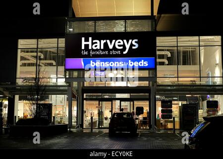 Harveys das Möbelhaus und Bensons für Betten retail-Superstore in der Nacht Stockfoto