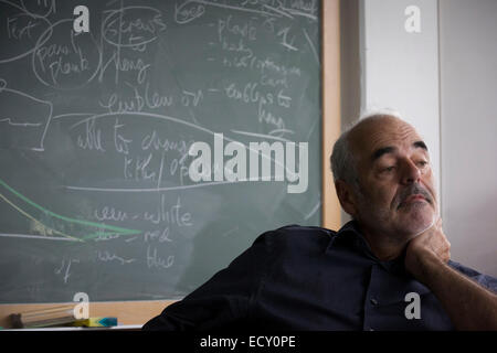 Porträt der Mathematiker und Risiko-Guru, Professor Sir David Spiegelhalter mit Blackboard Funktionsweise der Wahrscheinlichkeit. Stockfoto