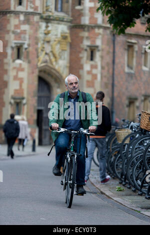 Mathematiker und Risiko-Guru, Professor Sir David Spiegelhalter Radfahren in Cambridge. Stockfoto