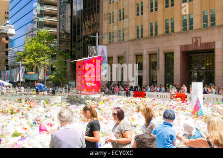 Sydney, Australien. 22. Dezember 2014. Die Community wächst, Blumen in Martin Platz 6 Tage nach die Belagerung im Lindt Café endete mit dem Tod von zwei unbeteiligte zu verlassen, am Montag, 22. Dezember 2014.The NSW Regierung wird Tomororw ordnen, sammeln Sie alle Blumen Martin belassen und Kompost zur Wiederverwendung in einer vorgeschlagenen Gedenkgarten. Bildnachweis: Martin Beere/Alamy Live News Stockfoto